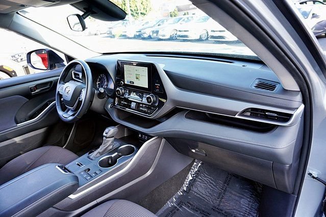 Used 2025 Toyota Highlander LE FWD image 10