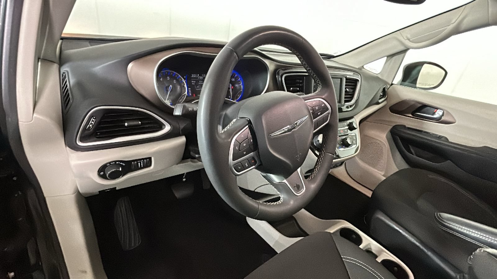 Used 2023 Chrysler Voyager LX FWD image 16