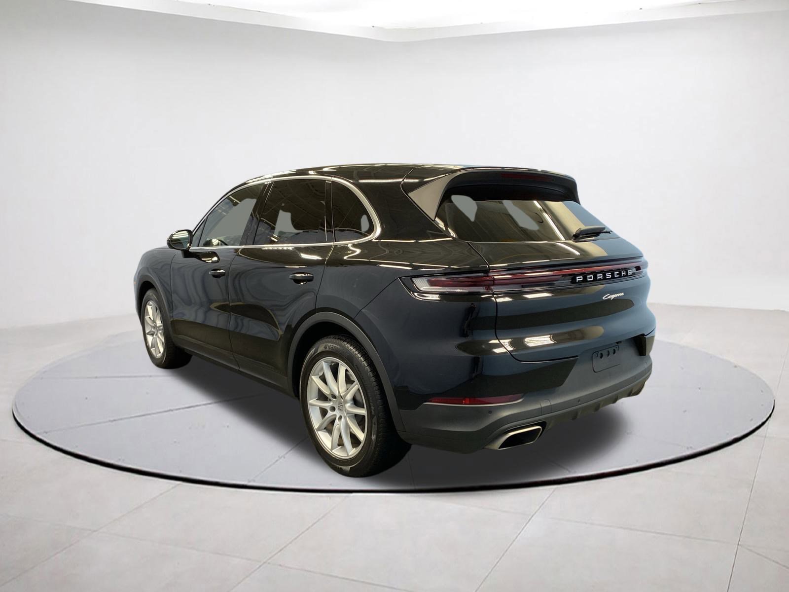 Used 2024 Porsche Cayenne image 4