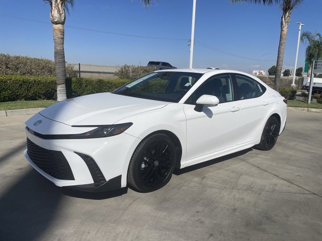 Used 2025 Toyota Camry SE FWD image 1