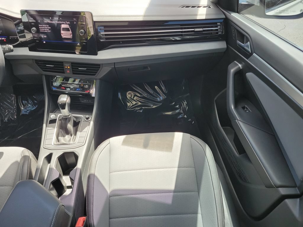 Certified 2025 Volkswagen Jetta SE w/ Sunroof Package FWD image 13