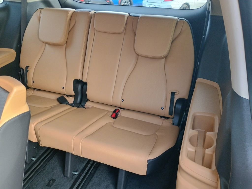 Used 2024 Kia Carnival EX image 16
