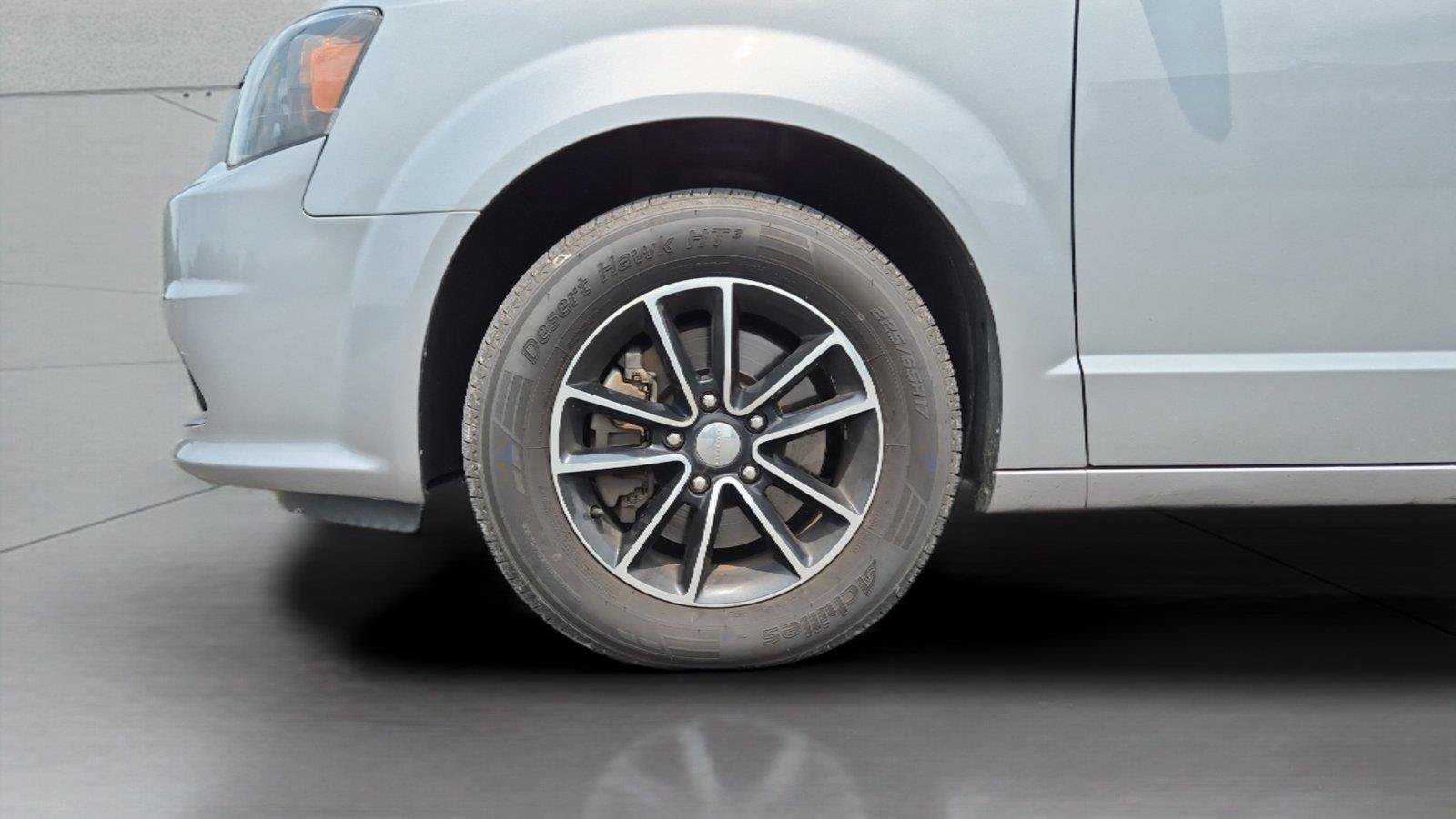 Used 2019 Dodge Grand Caravan SXT w/ Blacktop Package FWD image 23