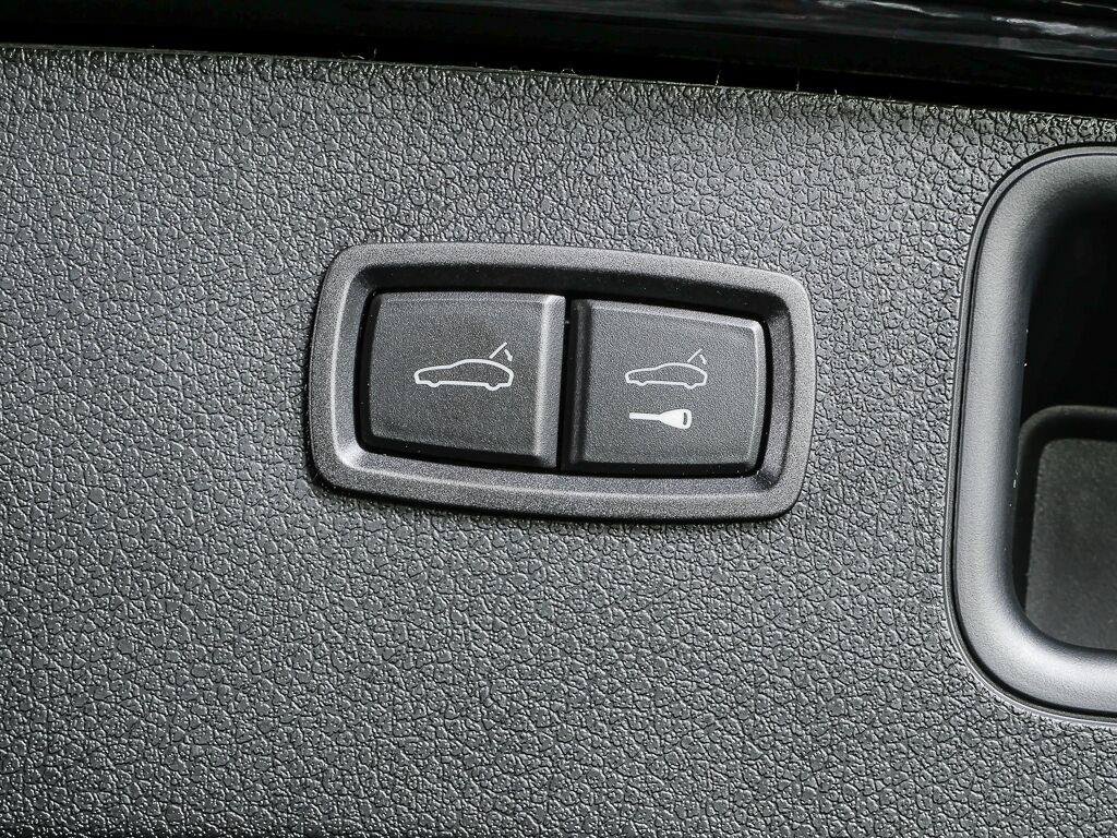 Certified 2026 Porsche Macan Turbo AWD/4WD image 34