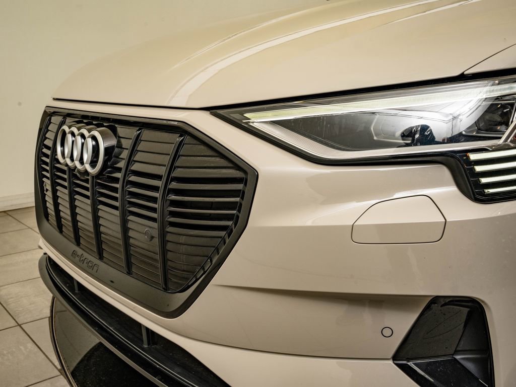 Used 2022 Audi e-tron Premium w/ Convenience Plus Package AWD/4WD image 3