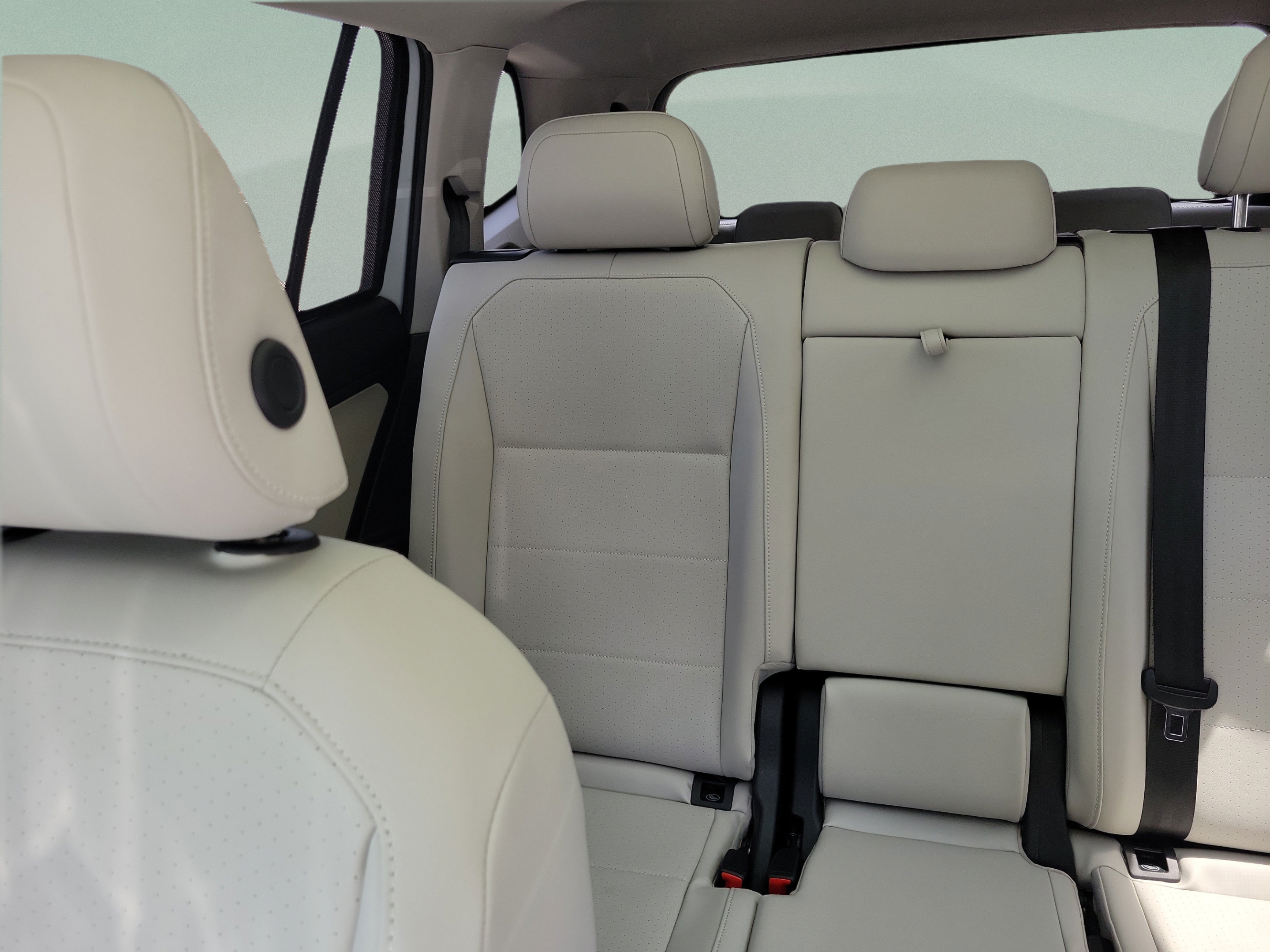 Used 2018 Volkswagen Tiguan SE w/ Panoramic Sunroof Package FWD image 8