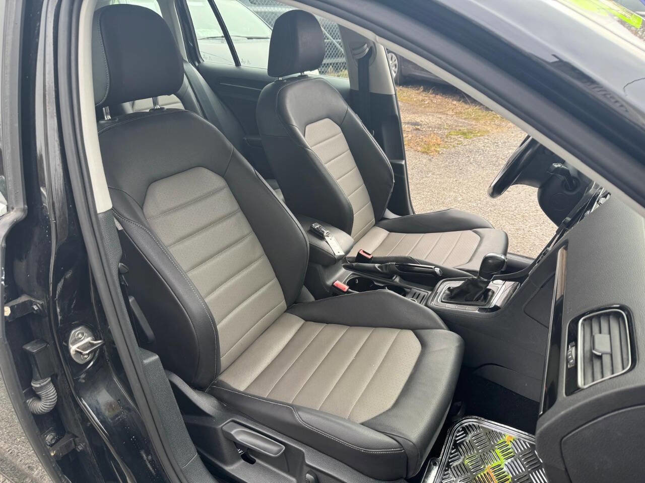 Used 2015 Volkswagen Golf TDI S image 29