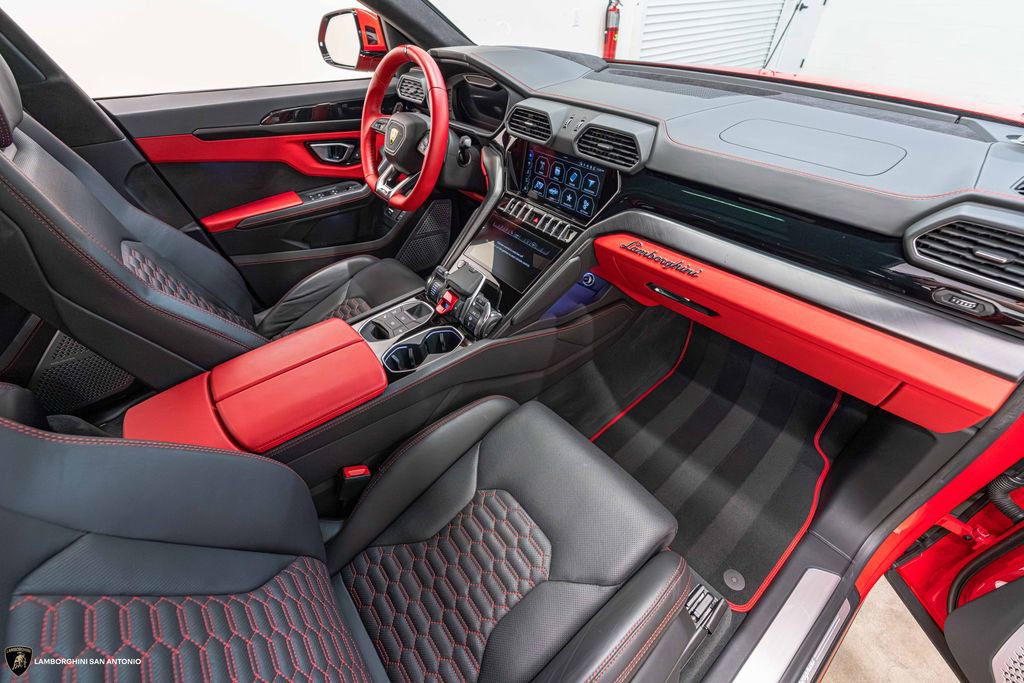 Used 2022 Lamborghini Urus AWD/4WD image 2