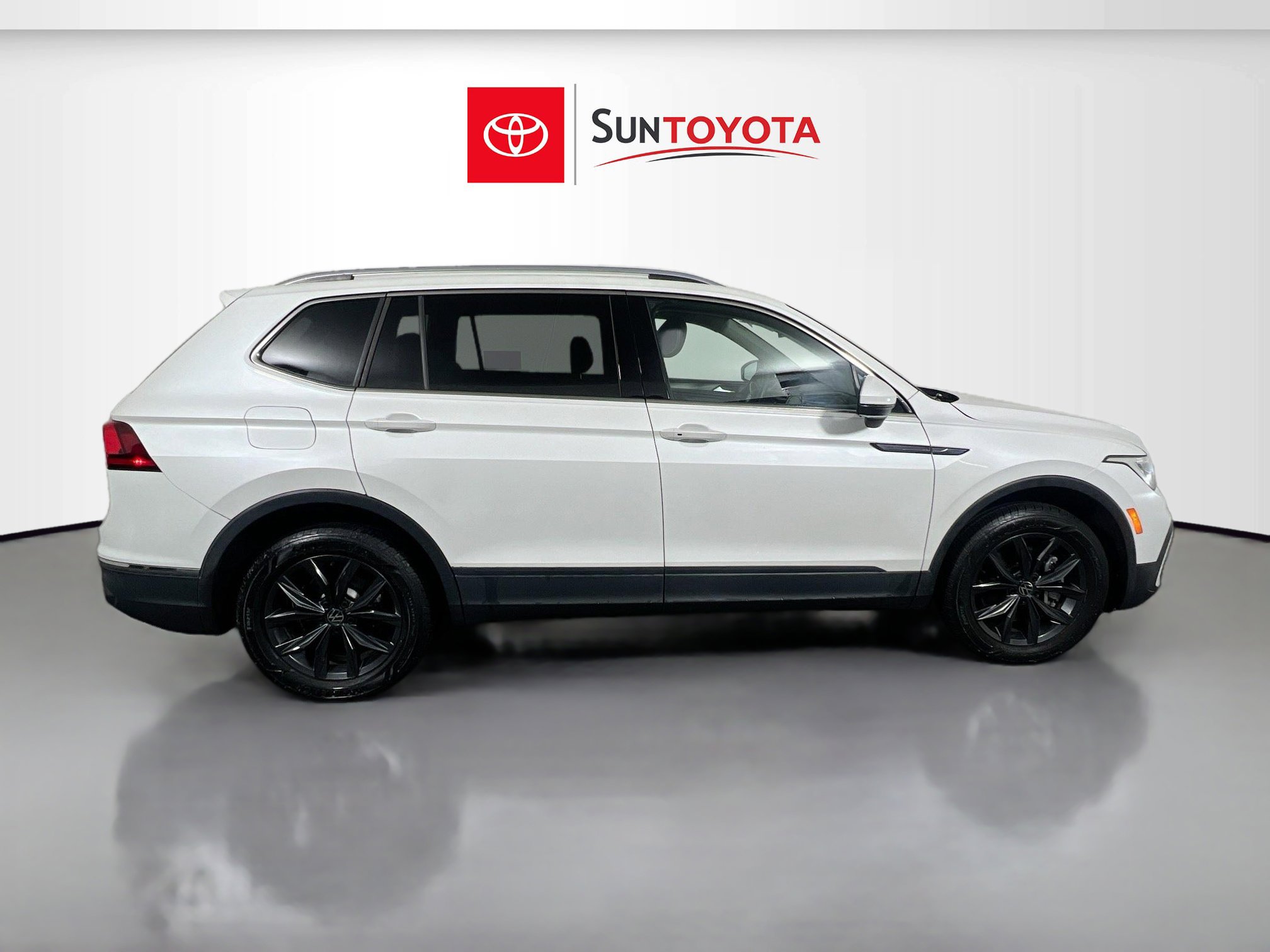 Used 2023 Volkswagen Tiguan SE image 2