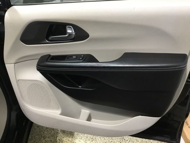 Used 2022 Chrysler Pacifica Touring-L image 53