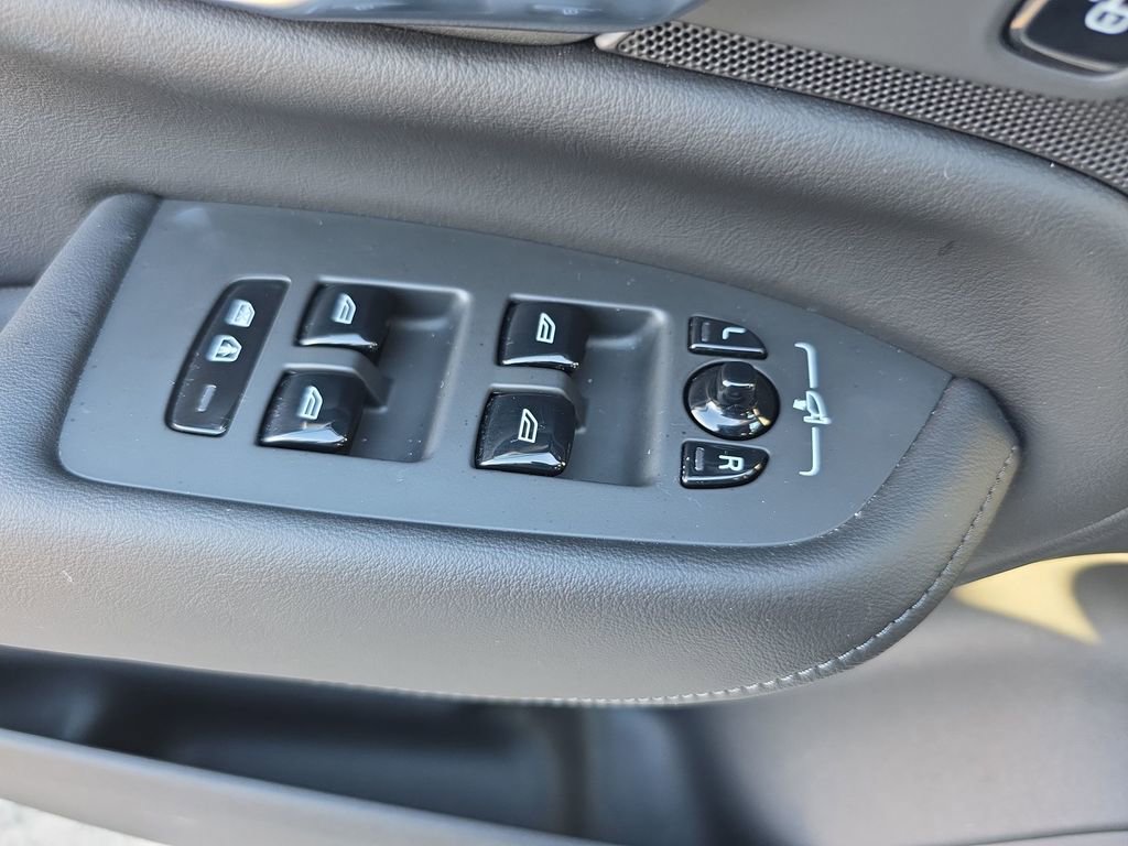Certified 2025 Volvo XC90 B6 Plus image 40