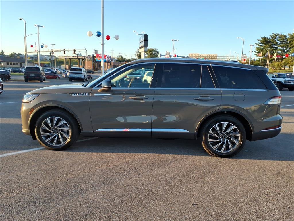 Used 2025 Lincoln Aviator AWD w/ Equipment Group 101A image 2