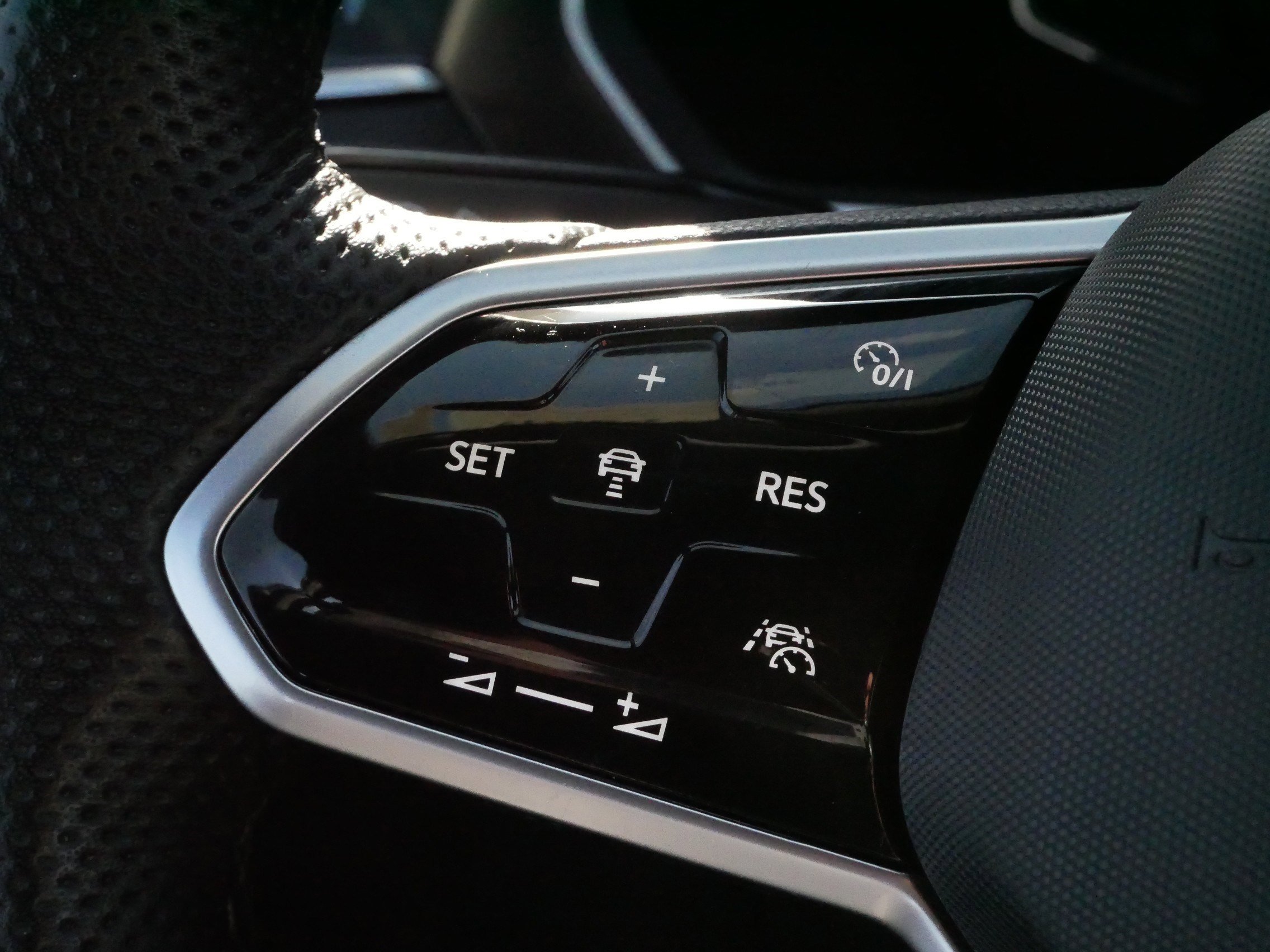 Used 2024 Volkswagen Tiguan SEL R-Line image 26