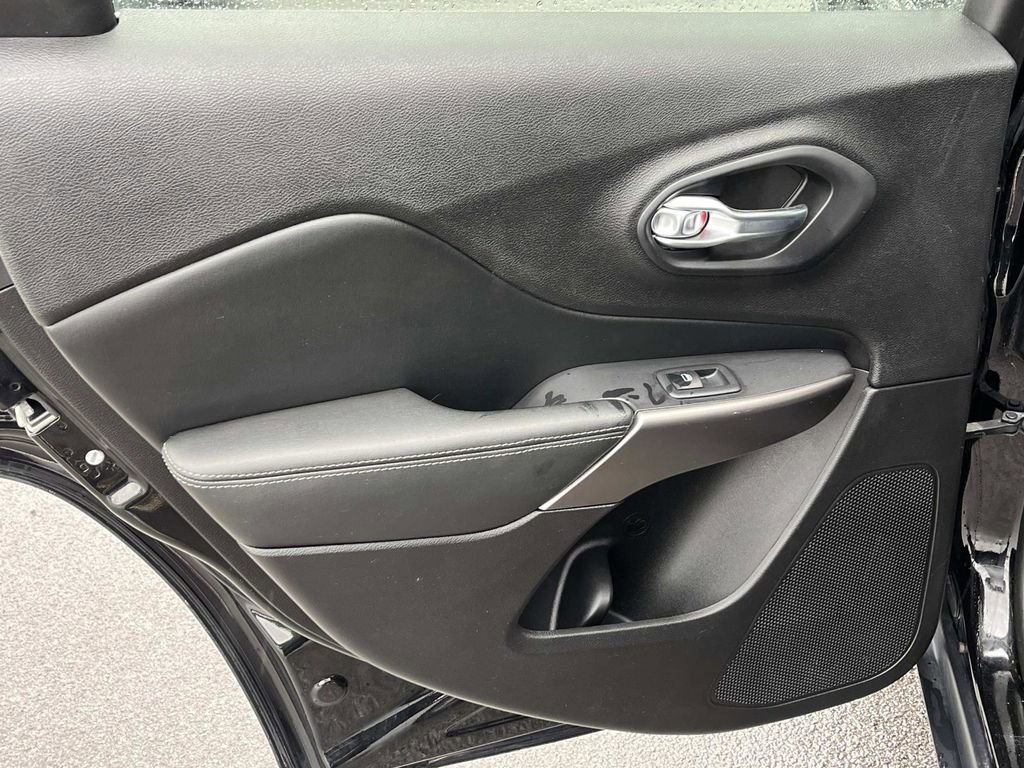 Used 2020 Jeep Cherokee Limited image 16