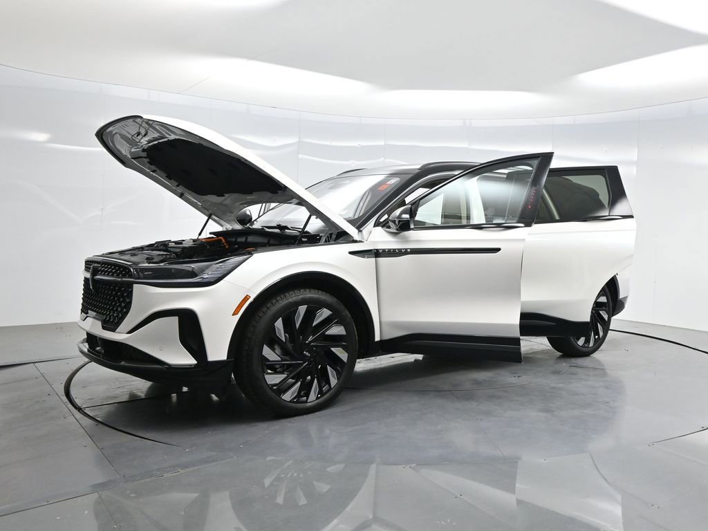 Used 2025 Lincoln Nautilus Reserve w/ Jet Appearance Package image 35