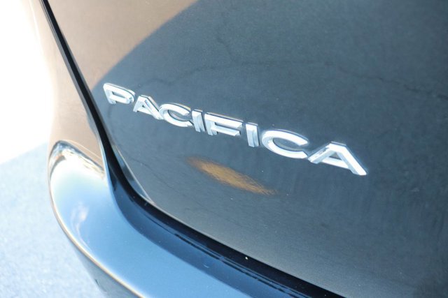 Used 2022 Chrysler Pacifica Touring-L image 6