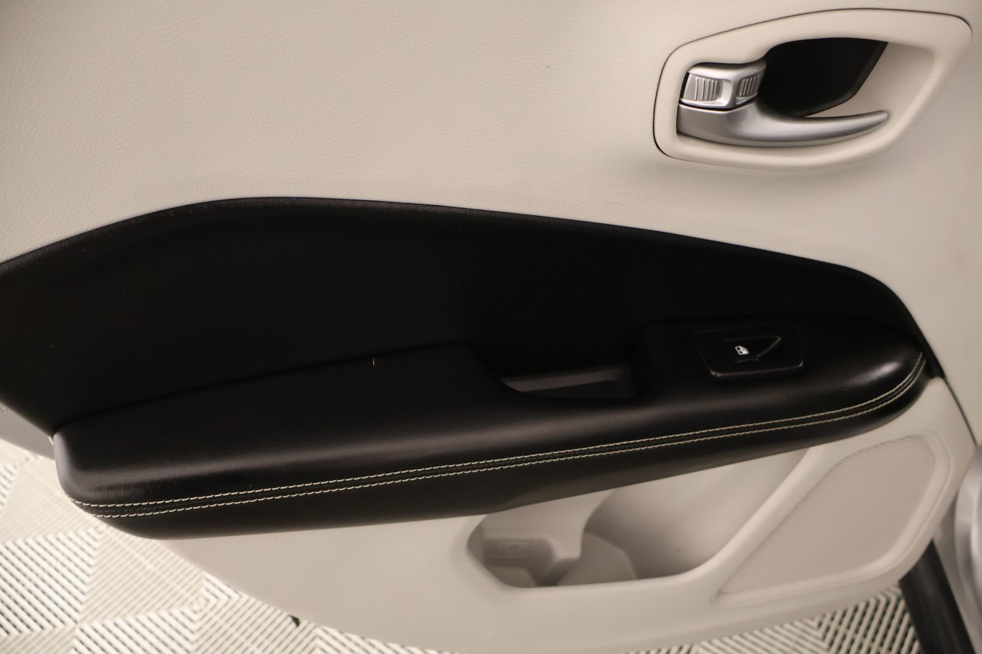 Used 2018 Jeep Compass Latitude FWD image 16