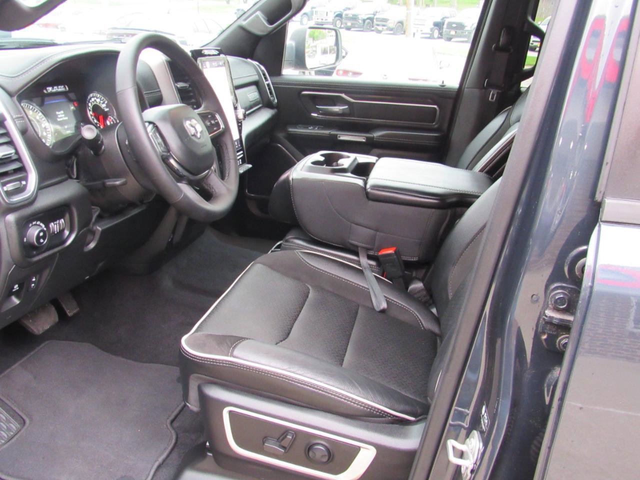 Used 2025 RAM 1500 Laramie AWD/4WD image 15