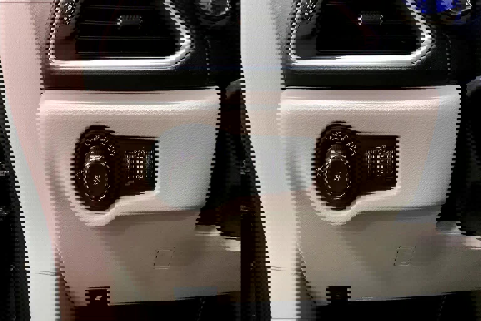 Used 2018 Chrysler Pacifica Touring-L image 34