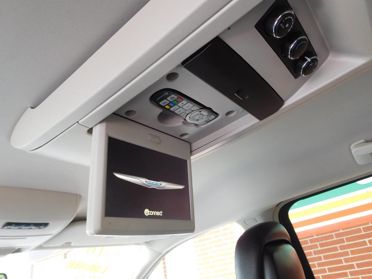 Used 2016 Chrysler Town & Country Touring image 7