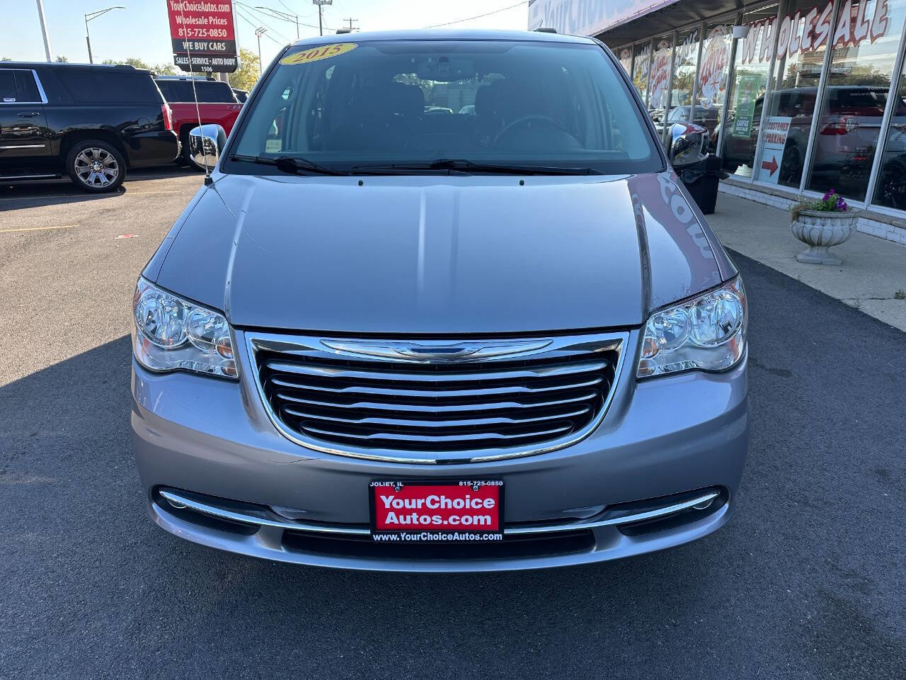 Used 2015 Chrysler Town & Country Limited image 8