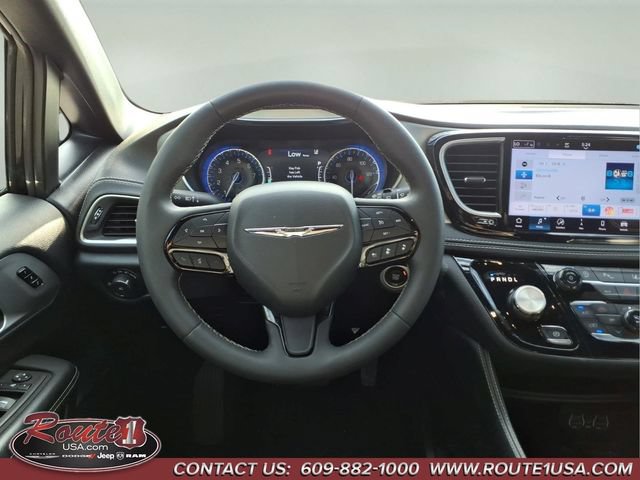 Used 2025 Chrysler Pacifica Limited FWD image 12