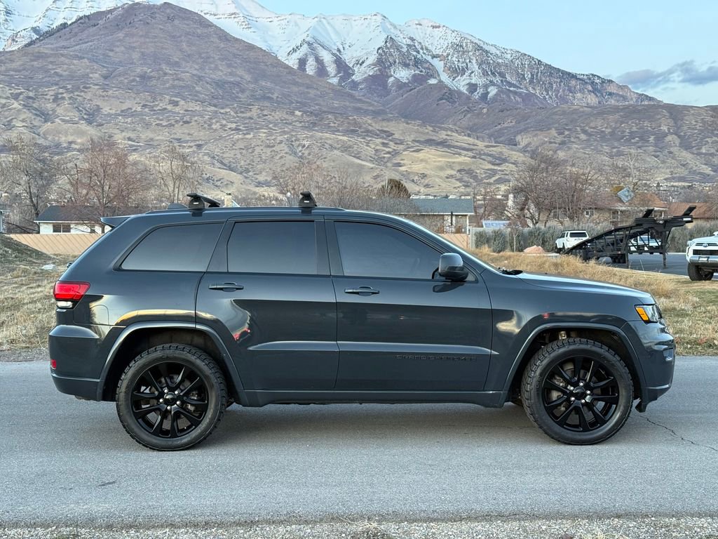 Used 2017 Jeep Grand Cherokee Altitude image 8