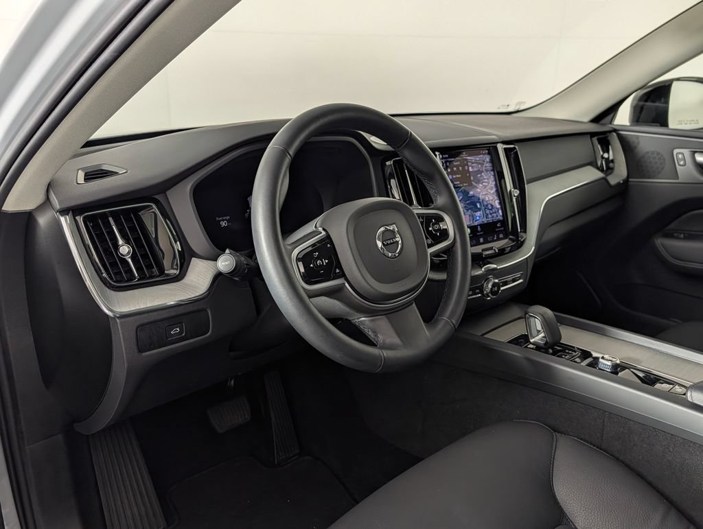 Used 2025 Volvo XC60 B5 Plus AWD/4WD image 4