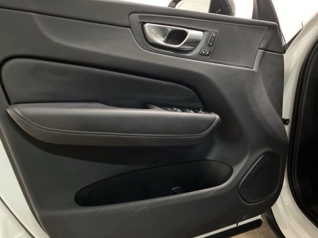Used 2025 Volvo XC60 B5 Core image 15