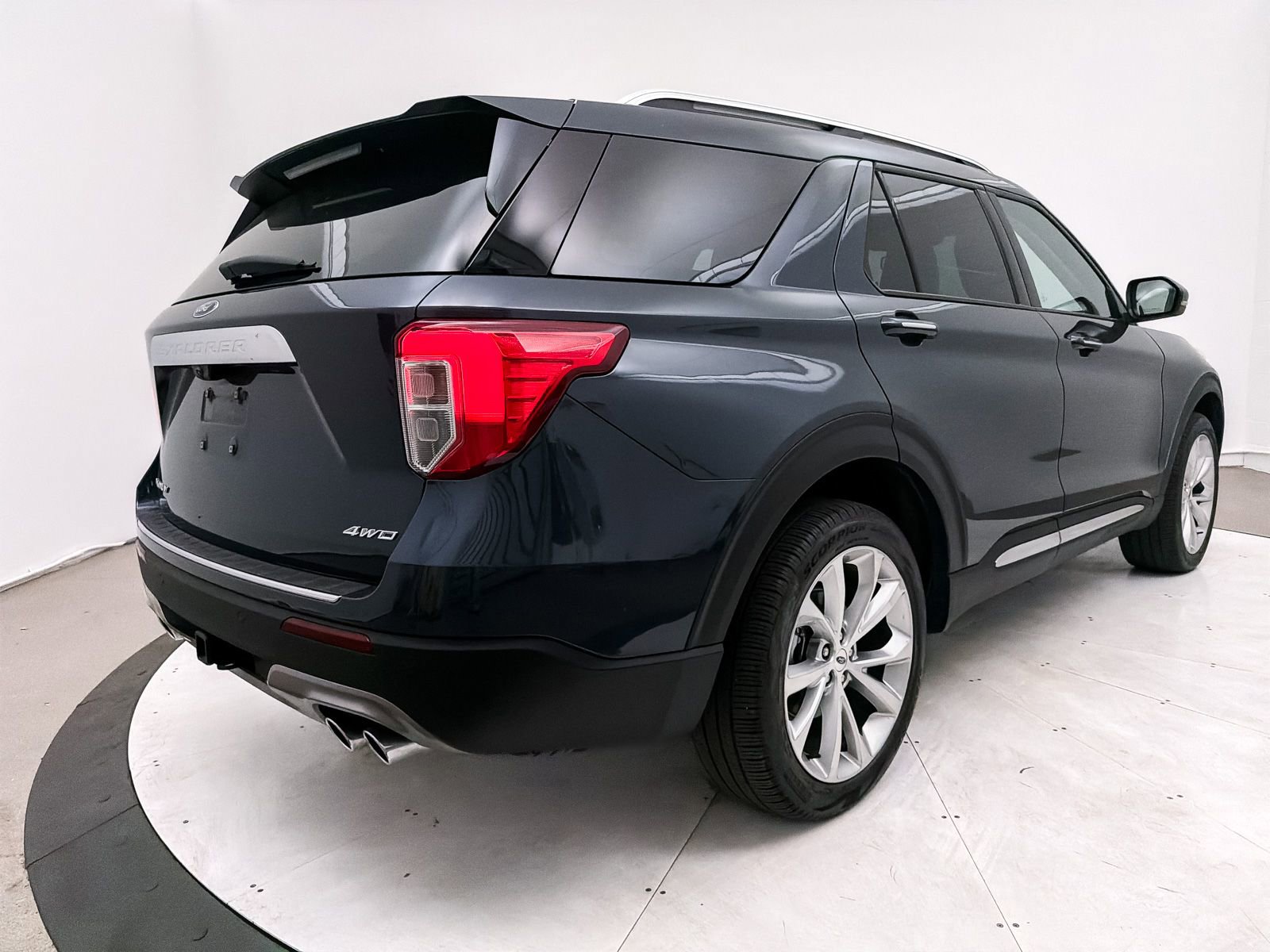 Used 2023 Ford Explorer Platinum w/ Technology Package AWD/4WD image 18