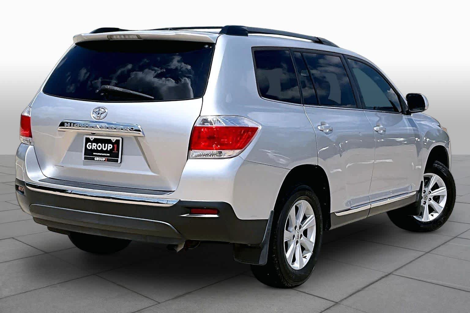 Used 2012 Toyota Highlander SE w/ Tow Pkg FWD image 11