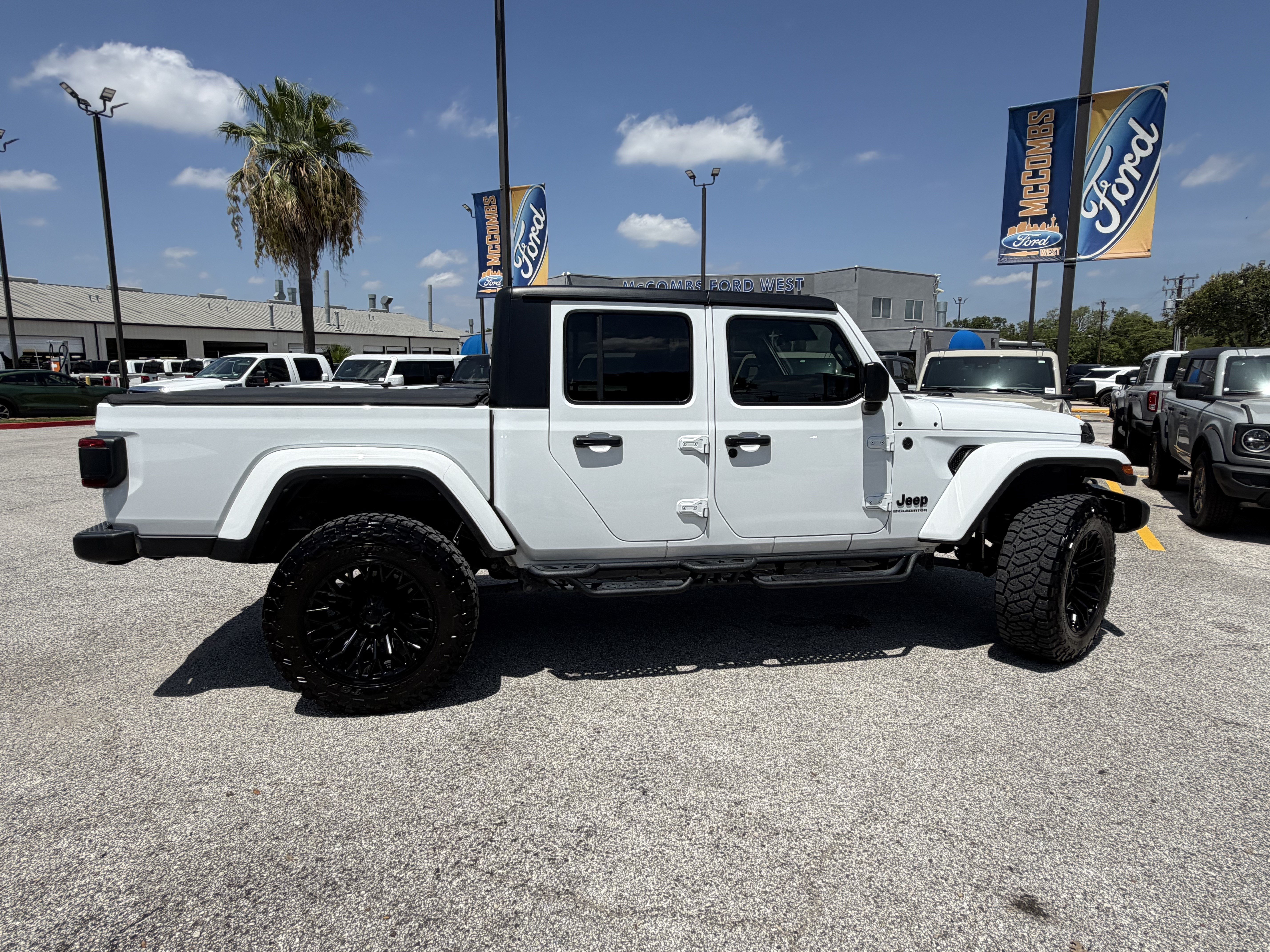 Used 2024 Jeep Gladiator Sport AWD/4WD image 5