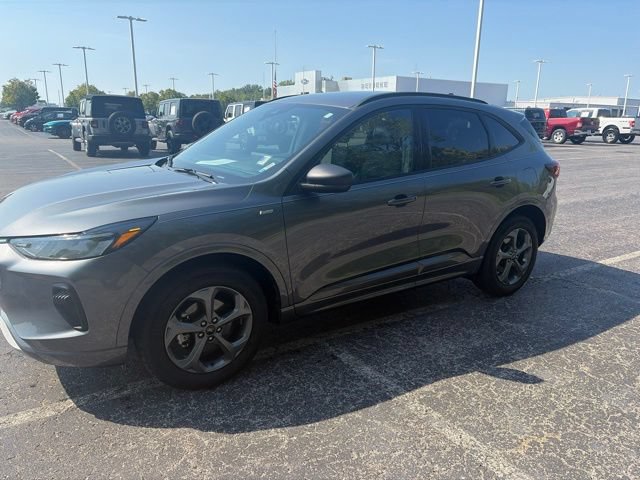 Used 2024 Ford Escape ST-Line w/ Tech Pack #1 AWD/4WD image 2