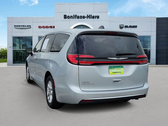 Used 2024 Chrysler Pacifica Touring-L image 4