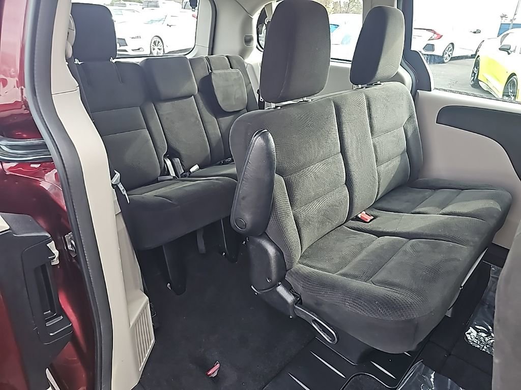 Used 2016 Dodge Grand Caravan American Value Package w/ UConnect Hands-Free Group FWD image 33