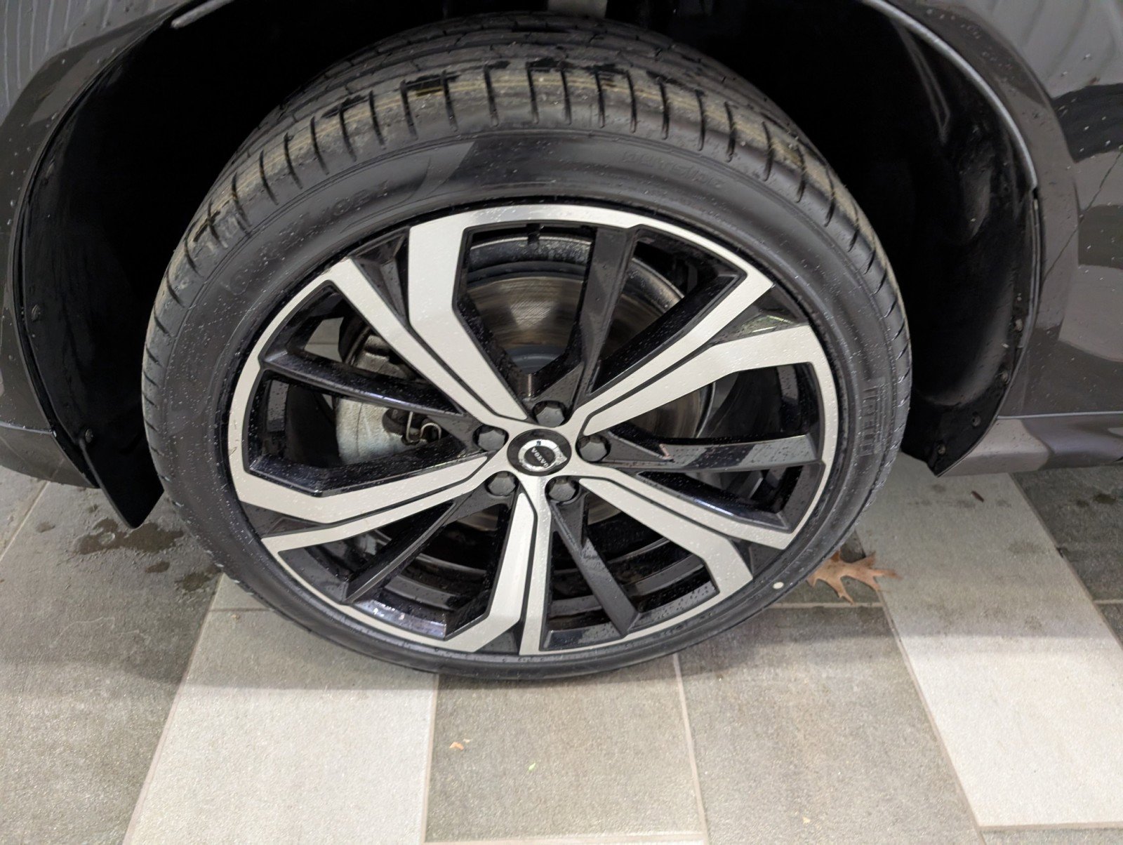 Used 2022 Volvo XC60 T8 R-Design w/ Advanced Package image 7