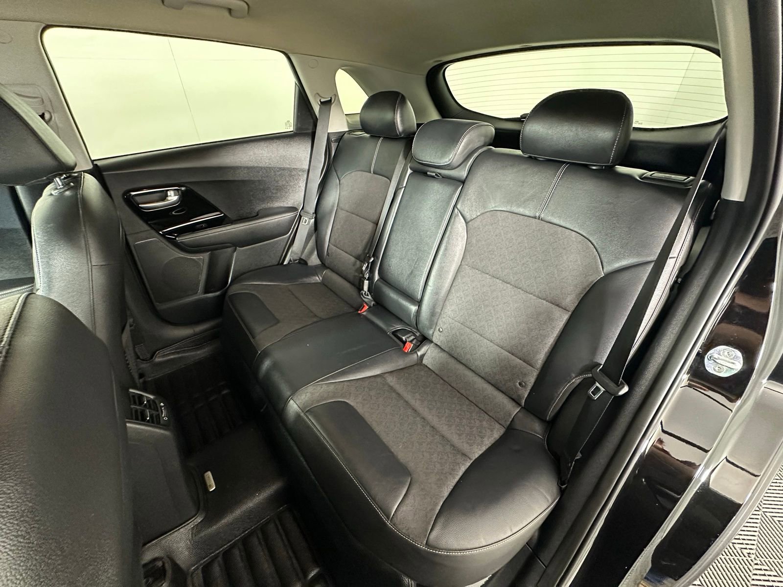 Used 2020 Kia Niro EX image 31