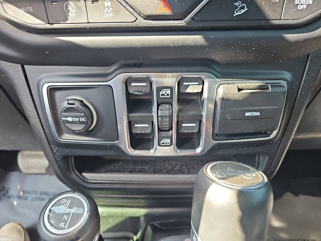Used 2019 Jeep Wrangler Unlimited Sahara w/ Uconnect 4C Nav & Sound Group AWD/4WD image 27