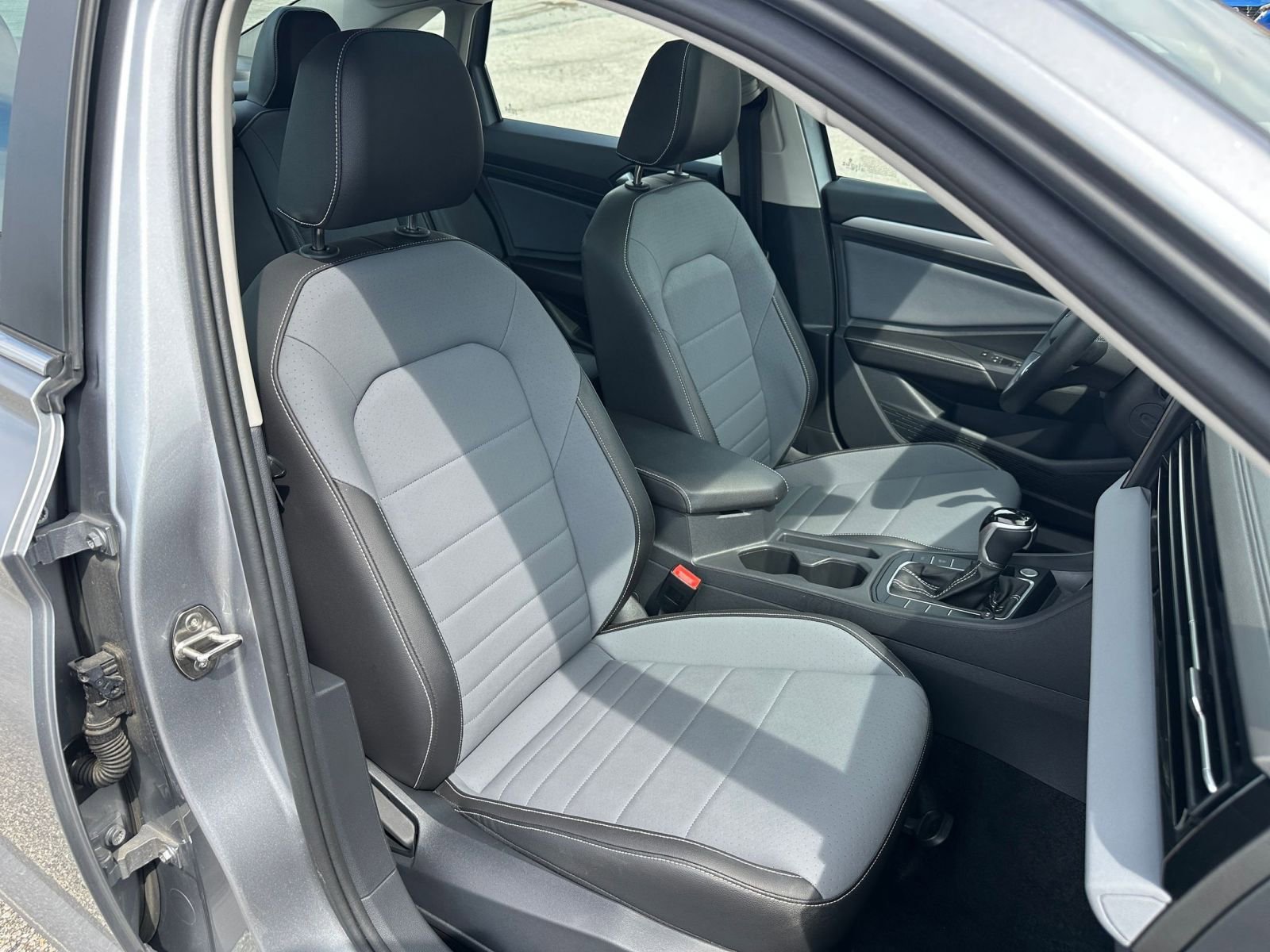 Used 2025 Volkswagen Jetta SE image 35