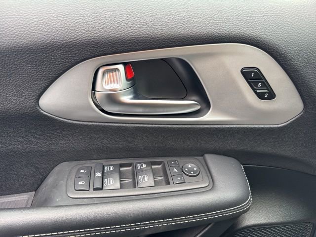 Used 2025 Chrysler Pacifica Limited image 16