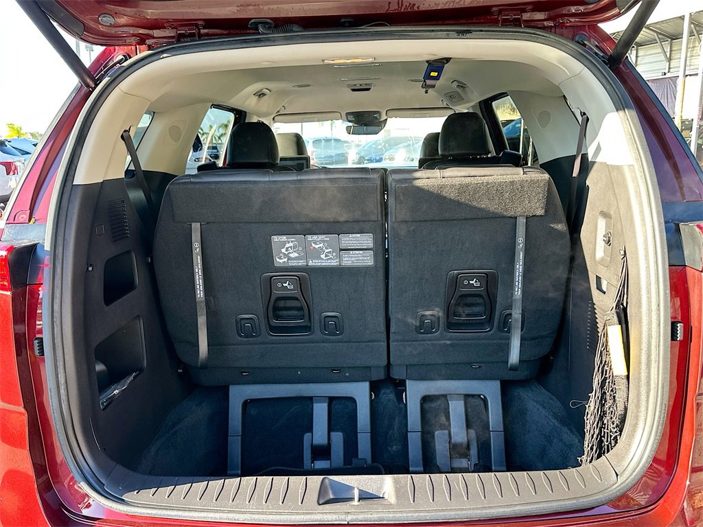 Used 2022 Kia Carnival EX image 27