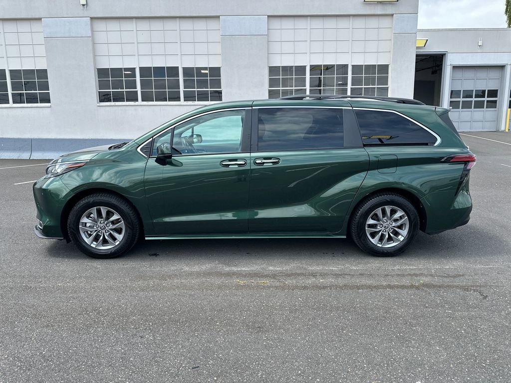 Used 2022 Toyota Sienna XLE FWD image 3