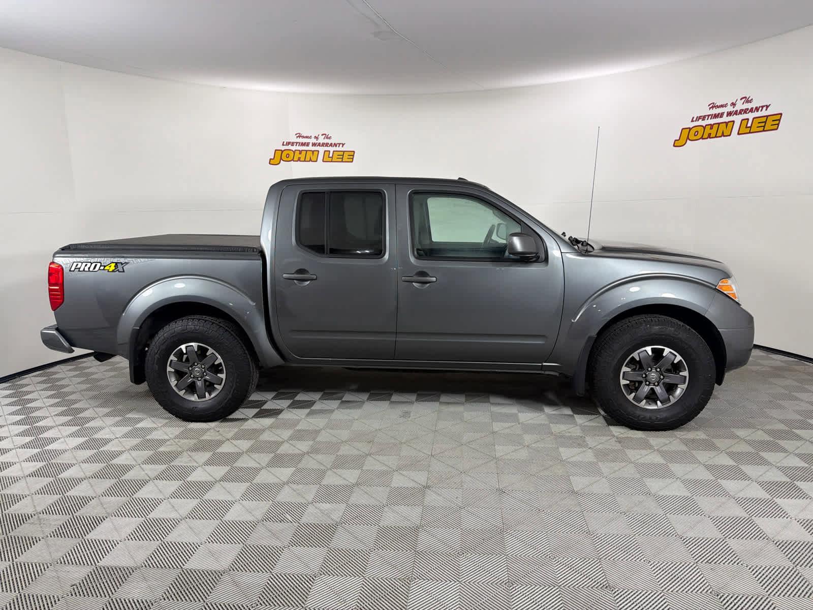Used 2016 Nissan Frontier PRO-4X image 6