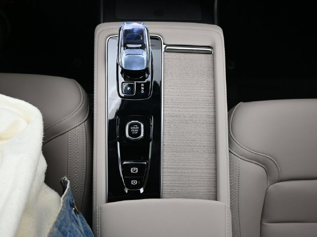 New 2026 Volvo XC90 B6 Plus w/ Protection Package Premier AWD/4WD image 16