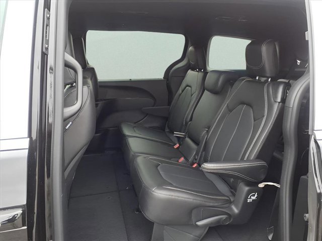 New 2026 Chrysler Pacifica Select image 10