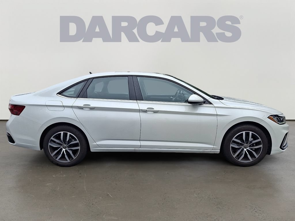 Used 2025 Volkswagen Jetta SE FWD image 8