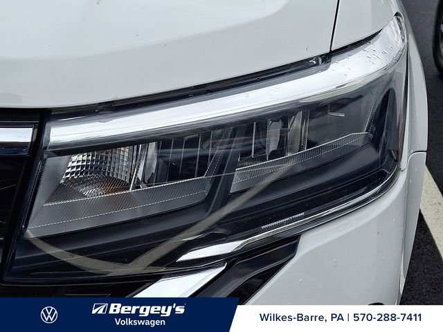 Used 2023 Volkswagen Taos SE w/ Panoramic Sunroof Package AWD/4WD image 10