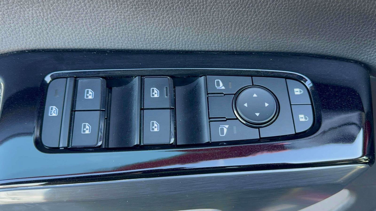 Used 2023 Nissan Pathfinder SL w/ Black Appearance Package AWD/4WD image 13