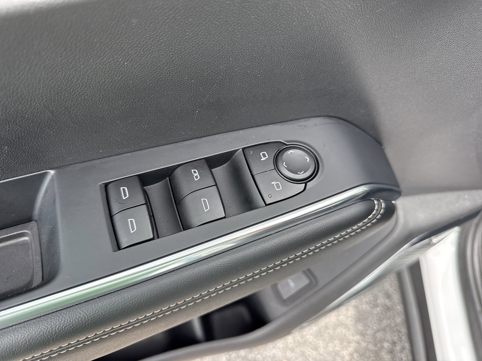 Used 2025 GMC Acadia Elevation FWD image 16