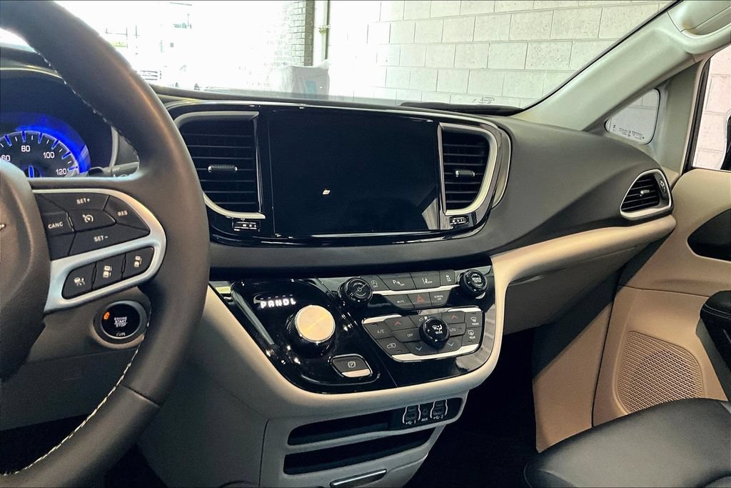 Used 2024 Chrysler Pacifica Touring-L FWD image 11